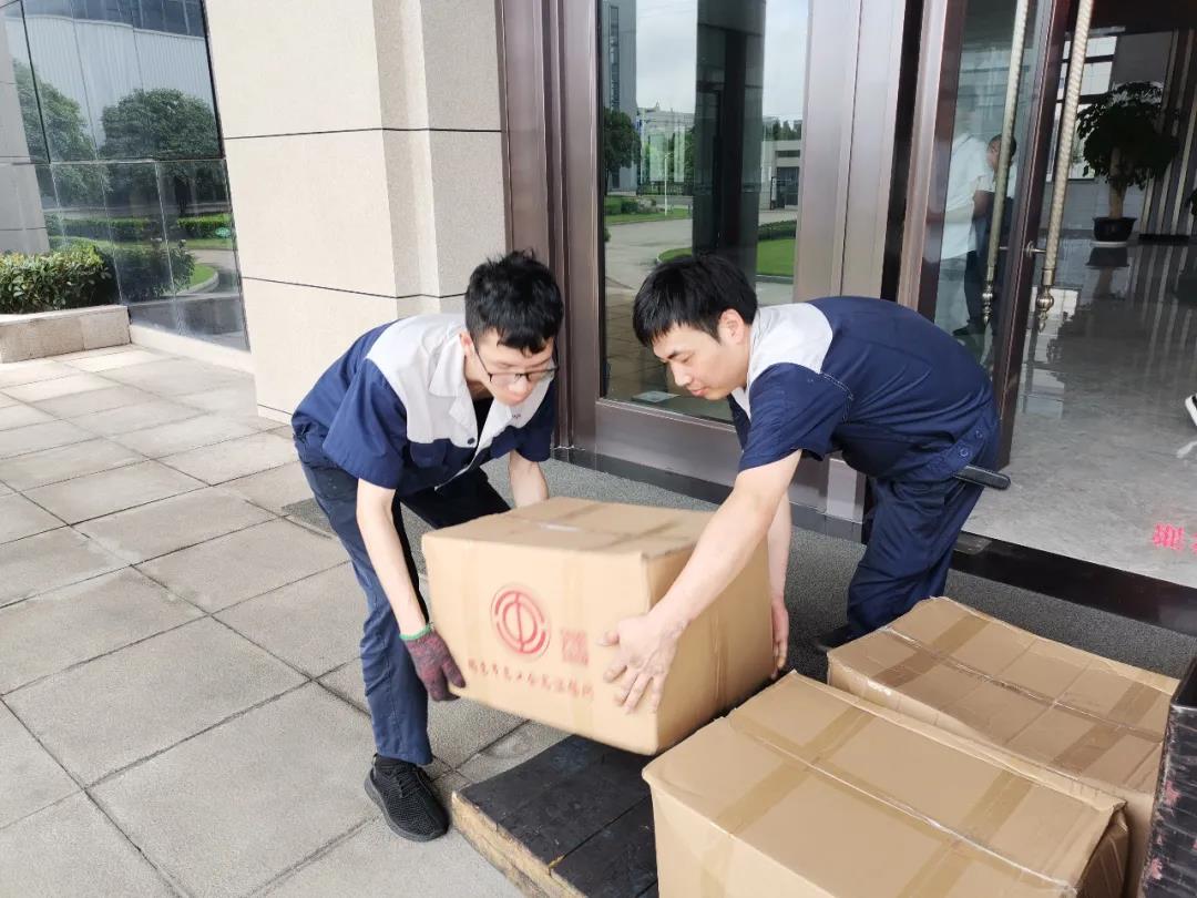 “夏日送清涼”，通力向生產(chǎn)一線員工分發(fā)市總工會(huì)夏日慰問(wèn)品